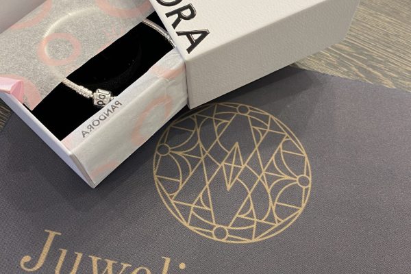 Pandora geschenkdoos op een tas van JuweliersHuys Van Veen Simons