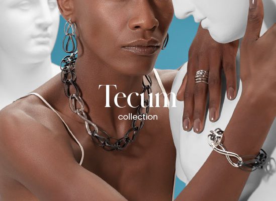 Persoon draagt zilveren Pianegonda sieraden uit de Tecum collectie