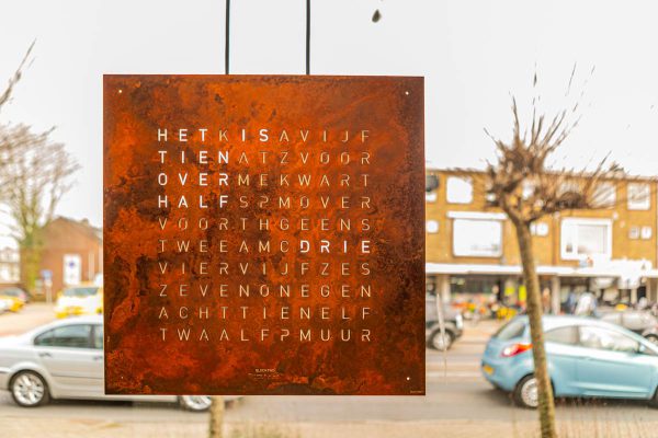 QLOCKTWO woordklok met oranje letterraster