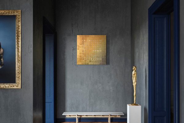 QLOCKTWO woordklok aan de wand in een hal