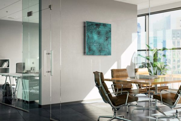 QLOCKTWO woordklok aan de wand in een modern interieur