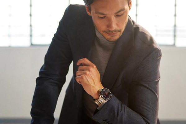 Man draagt een Tissot horloge aan een tafel