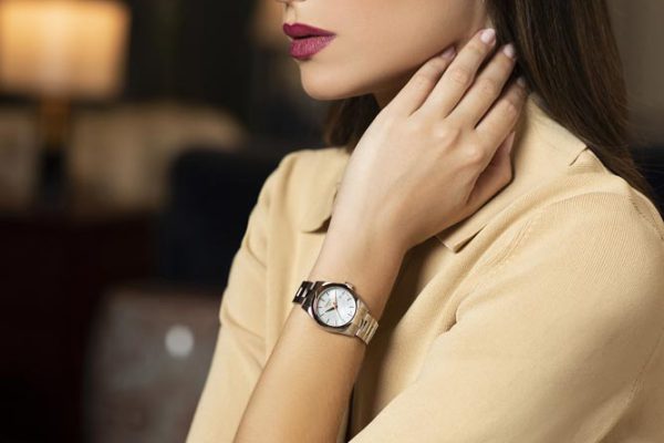 Vrouw draagt een Tissot horloge met stalen band
