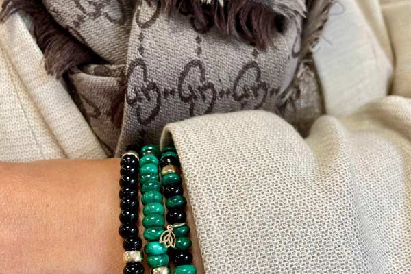 Pols met Y&G armbanden met groene malachiet kralen