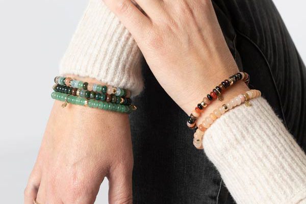 Polsen met Y&G armbanden met groene en roze edelstenen