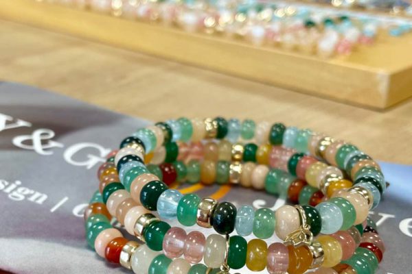 Meerdere Y&G armbanden met kleurige edelsteenkralen