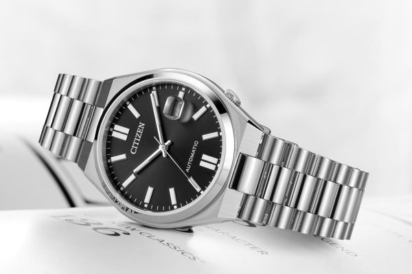 Citizen horloge met zwarte wijzerplaat en stalen band