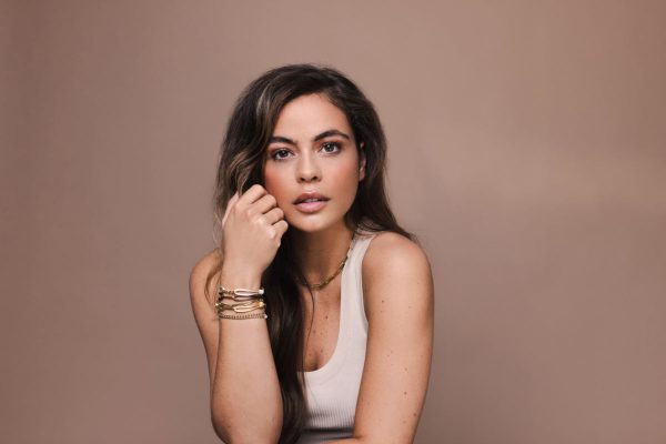 Vrouw draagt gouden Just Franky armbanden