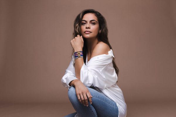 Vrouw draagt gestapelde Just Franky armbanden