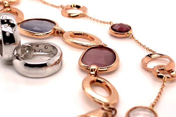 Roségouden collier met donkerrode stenen