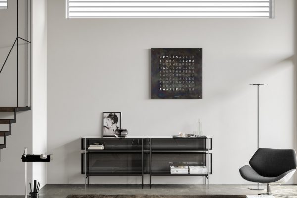 Moderne woonkamer met kunst en meubels.