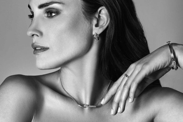 Vrouw draagt Zinzi oorknopjes, collier en ring