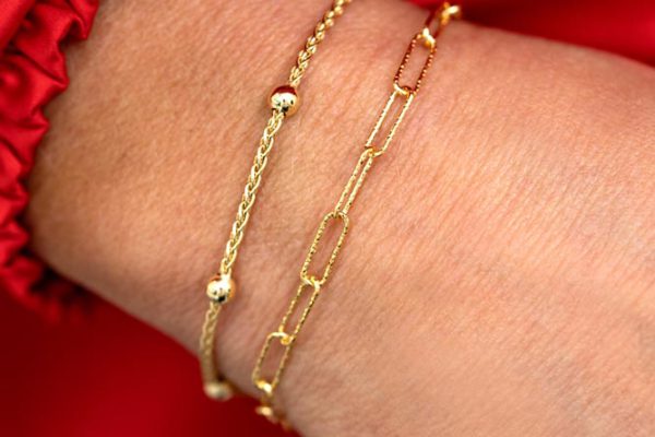 Gouden Zinzi armbanden gedragen om de pols