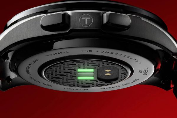 Zwarte smartwatch met groene sensoren.