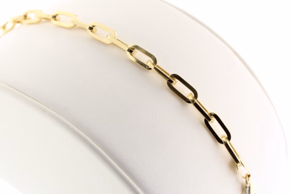 Gouden schakelarmband op display
