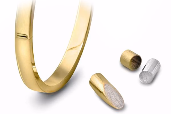 Gouden ring met metalen elementen