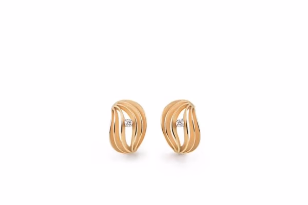 Gouden oorbellen met golvende lijnen en een diamant, van Annamaria Cammilli