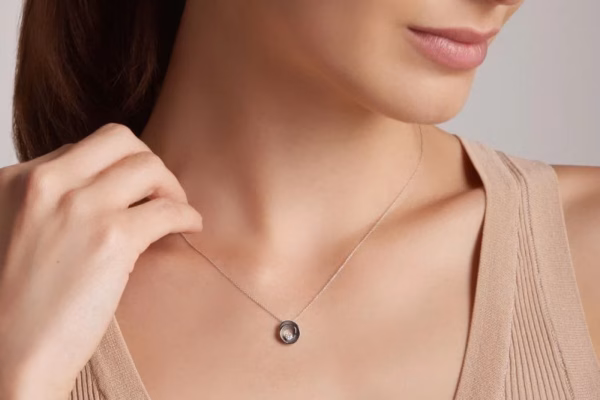 Fijne halsketting met ronde hanger van donker goud en diamant, met bijpassende oorknop, van Cammilli Firenze